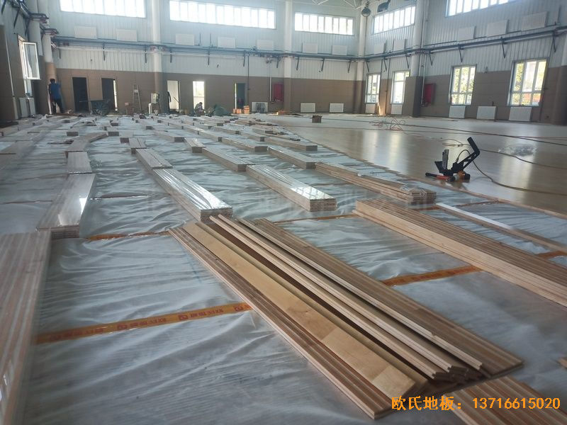新疆克拉瑪依市獨山子虹園小區(qū)體育館運動木地板安裝案例