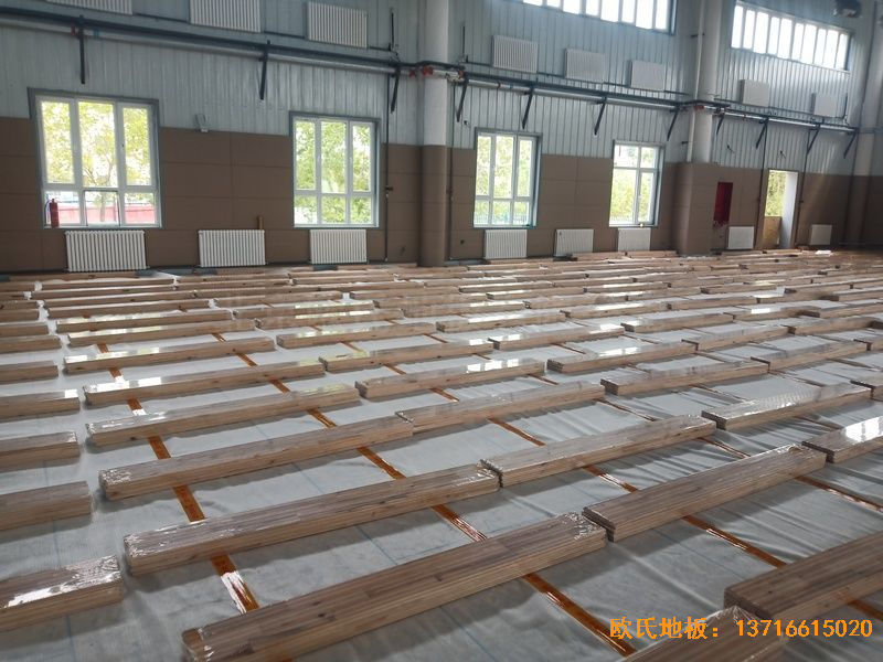 新疆克拉瑪依市獨山子虹園小區(qū)體育館運動木地板安裝案例