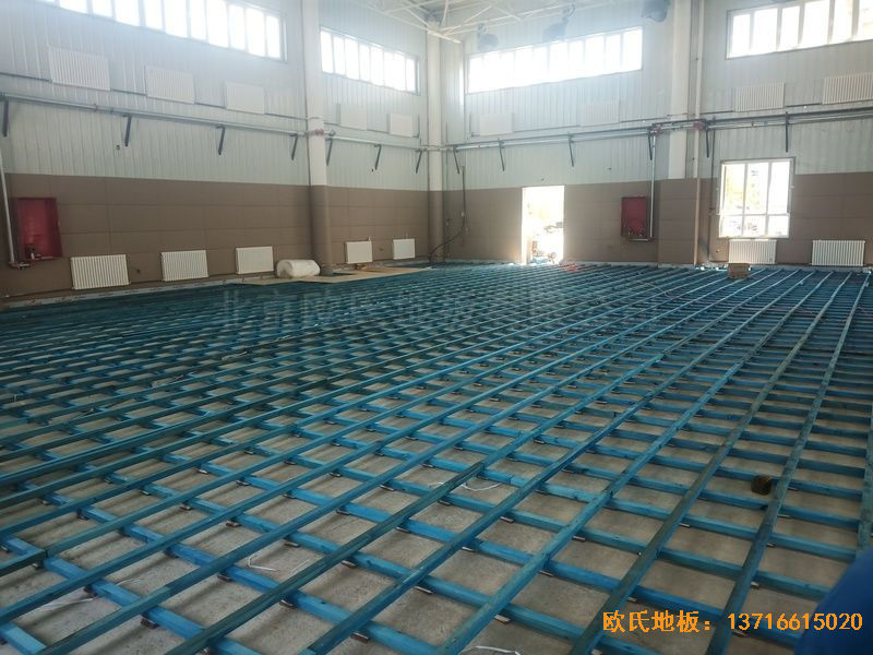 新疆克拉瑪依市獨山子虹園小區(qū)體育館運動木地板安裝案例