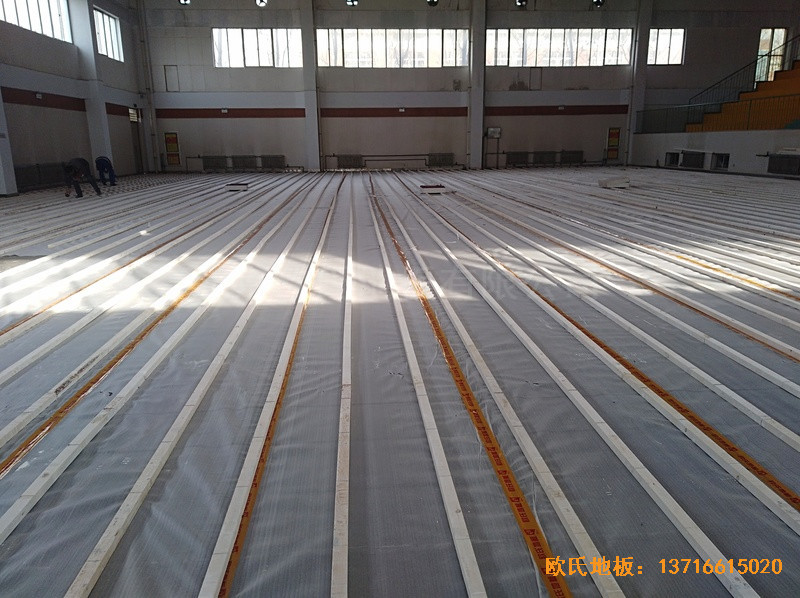 山東淄博工業(yè)職業(yè)學院籃球館體育地板鋪設(shè)案例1