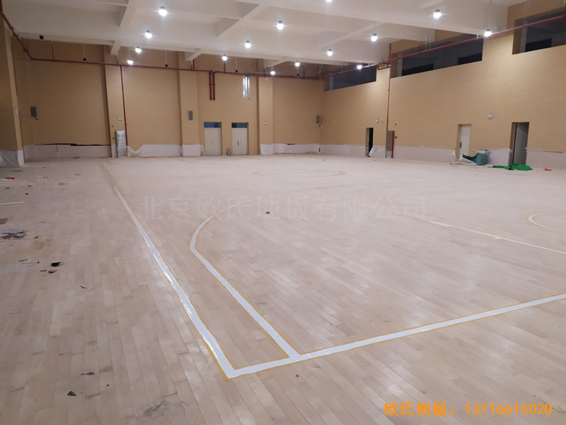 廣州黃埔區(qū)萬樾山小學籃球館體育地板鋪裝案例0