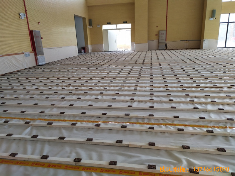 廣州黃埔區(qū)萬樾山小學籃球館體育地板鋪裝案例1