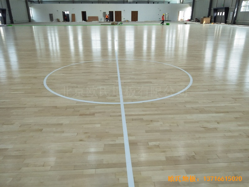 江蘇新能源科技公司籃球館運(yùn)動木地板安裝案例4