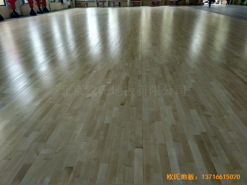江蘇虎腰村愛爾行業(yè)學(xué)校運(yùn)動館體育木地板施工案例4