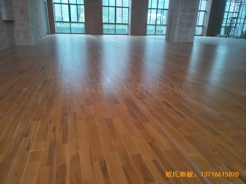福建泉州海關(guān)橋南運(yùn)動場體育木地板鋪設(shè)案例0
