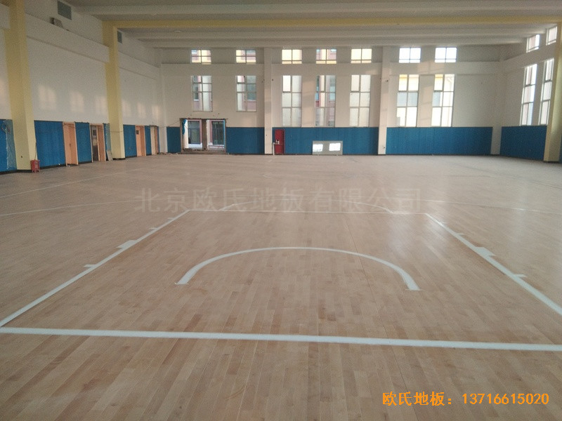 山東李滄徐水路小學(xué)籃球館運(yùn)動(dòng)木地板鋪設(shè)案例5