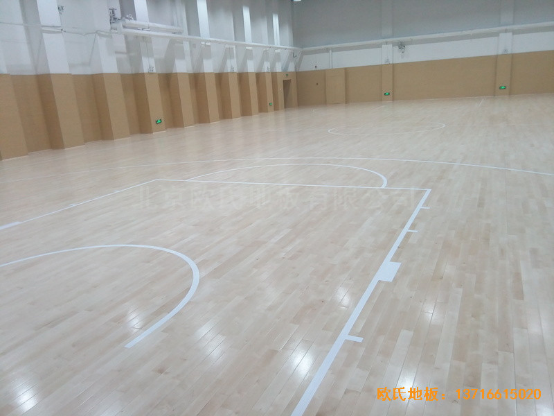 山東濟(jì)南歷下區(qū)燕山學(xué)校籃球館運(yùn)動(dòng)地板鋪設(shè)案例5