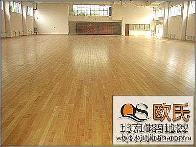 如何辨別籃球館木地板的好壞呢？