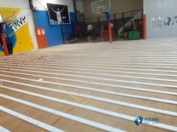 懸浮運(yùn)動(dòng)籃球木地板施工隊(duì)