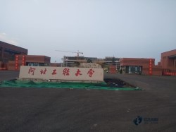 用什么運動場地地板安裝公司
