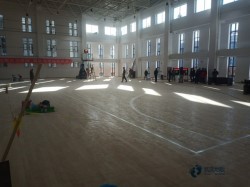 懸浮運(yùn)動(dòng)場(chǎng)木地板施工步驟