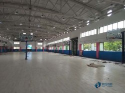 懸浮運動場館地板施工隊