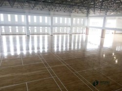 用哪種運動場地木地板安裝公司