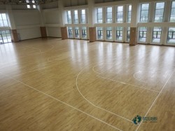 學(xué)校俄勒岡松舞臺體育場地板施工團(tuán)隊(duì)
